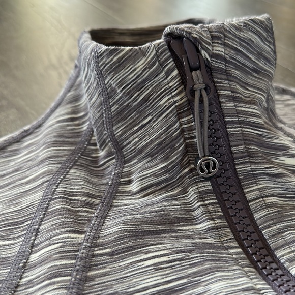 Lululemon zip up jacket size 6 - Picture 4 of 9